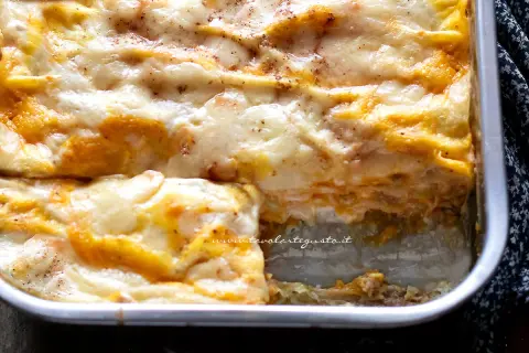Lasagne zucca e salsiccia fatto in casa da Benedetta, dorate e filanti, pronte per essere gustate.