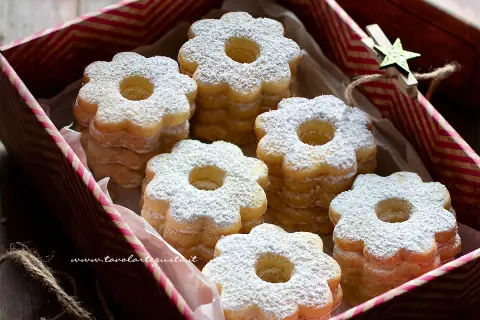 Deliziosi canestrelli, perfetti per ogni occasione. La ricetta è semplice e il risultato è un biscotto friabile e profumato, ideale da gustare con un tè o un caffè.