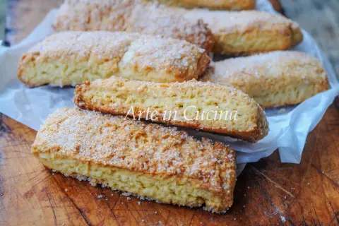 Biscotti pasta frolla dorati e croccanti, cosparsi di zucchero, pronti per essere gustati.