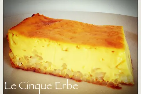Una fetta di torta di riso ligure, con una base croccante e un ripieno cremoso e dorato.