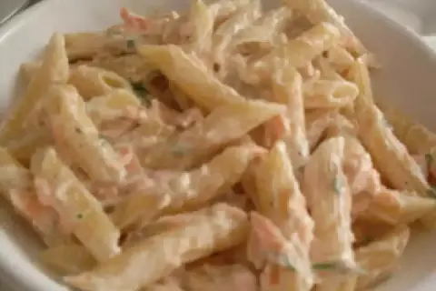 Penne cremose con salmone e panna, un piatto delizioso pronto per essere gustato.