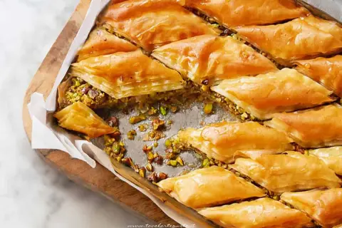Delizioso baklava ricetta con strati croccanti di pasta fillo, ripieno di pistacchi e sciroppo dorato.