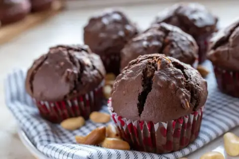 Deliziosi cupcake al cioccolato, ricchi e soffici, con noci croccanti.
