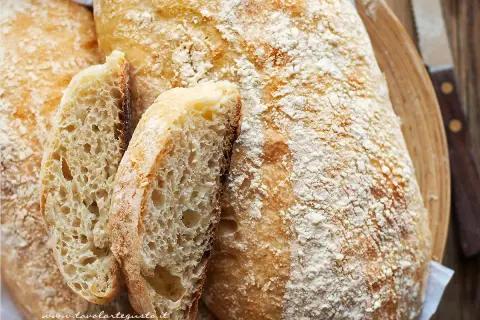 Pane fatto in casa ricetta della nonna: croste dorate e mollica alveolata, un profumo che sa di tradizione.