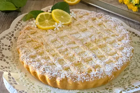 Deliziosa crostata babbaiola con scorze di limone e zucchero a velo, pronta per essere gustata.