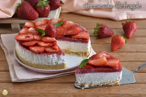 Delizioso cheesecake alle fragole, con strati cremosi e una copertura succosa di fragole fresche. Perfetto per ogni occasione.