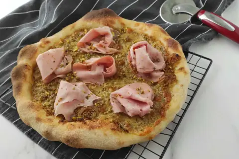 Pizza con mortadella e pistacchio, un connubio di sapori unico.