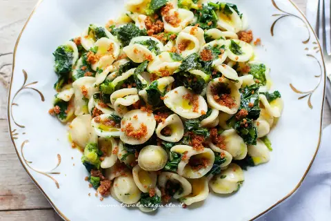 Orecchiette cime di rapa fumanti, un piatto tradizionale pugliese con pasta fresca, verdure amare e mollica tostata.