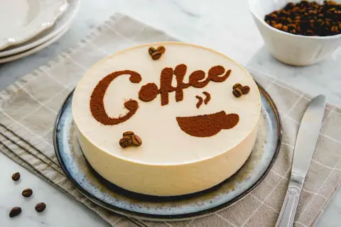 Delizioso cheesecake al caffè, decorato con cacao in polvere e chicchi di caffè. Perfetto per gli amanti del caffè.