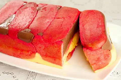 La zuppa inglese ricetta originale emiliana, con savoiardi rossi, crema al cioccolato e crema pasticcera.
