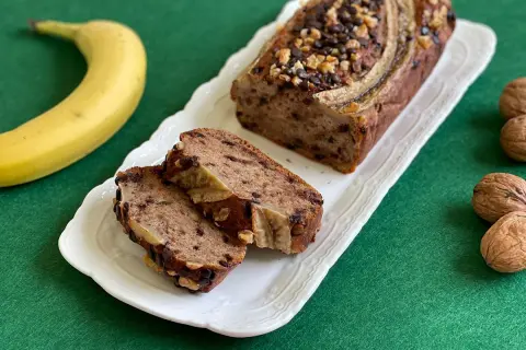 Delizioso banana bread light, con gocce di cioccolato e noci, pronto per essere gustato.