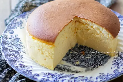 Delizioso cheesecake giapponese soffice e leggero, servito su un piatto decorato con un disegno antico.