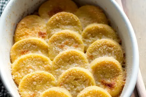 Gnocchi alla Romana dorati e gratinati, un classico di Benedetta Rossi, pronti per essere gustati.