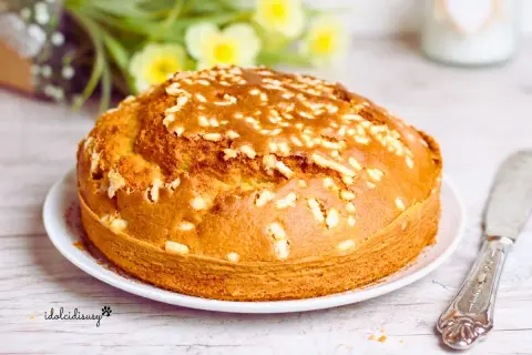 Torta soffice e dorata, con granella croccante, preparata in friggitrice ad aria. Perfetta per la colazione o la merenda.