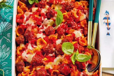 Orecchiette con polpette in sugo rosso, filanti e profumate. Un'idea golosa per le orecchiette ricette.