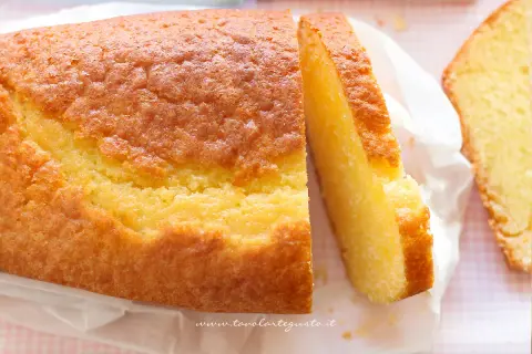 Plumcake allo yogurt dorato e soffice, appena affettato, pronto per una colazione golosa.