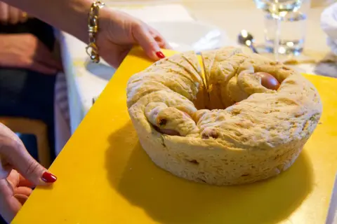Casatiello lievitazione tutta la notte, pronto per essere gustato. Un impasto dorato e soffice, con uova e salumi incastonati, un vero capolavoro della tradizione.