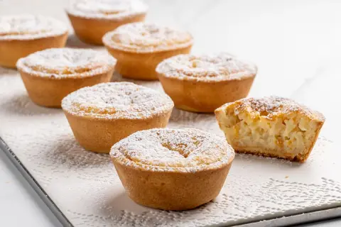 Deliziosi dolci da fare in casa, crostatine con ripieno cremoso e una spolverata di zucchero a velo. Perfetti per ogni occasione.