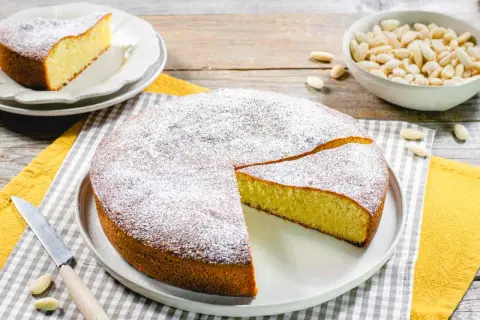 Deliziosa torta con farina di mandorle, spolverata di zucchero a velo, pronta per essere gustata.