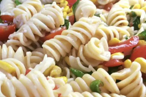 Un primo piatto estivo: pasta fredda con pomodorini, mais e peperoni. Fresca e colorata, perfetta per un picnic.