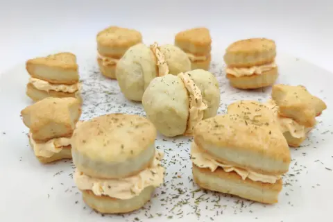 Piccoli panini a forma di cuore e stella, farciti con crema salata, perfetti per una colazione salata.
