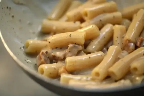 Primo piatto di pasta alla gricia ricetta, con rigatoni cremosi e guanciale croccante.