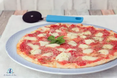 Piadipizza margherita appena sfornata, con pomodoro, mozzarella filante e basilico fresco. Perfetta per una cena veloce in padella.