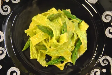 Pasta fresca con asparagi, un piatto cremoso e colorato, ispirato alla ricetta di Benedetta.