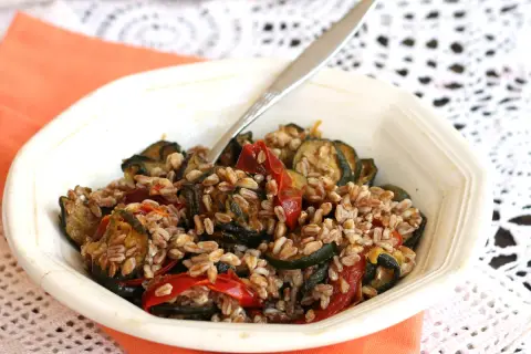 Insalata di farro con zucchine e pomodori secchi, un'idea gustosa per le tue ricette estive.