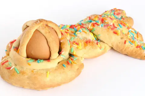 Dolce di Pasqua calabrese con uovo e codette colorate, un classico della tradizione.