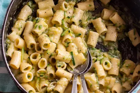 Pasta con zucchine, un sapore che ricorda la pasta con zucchine ricetta della nonna, cremosa e profumata.