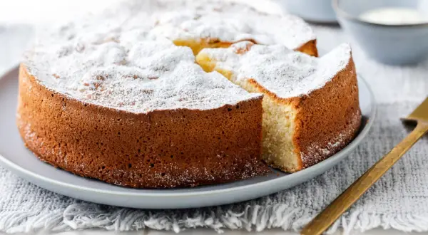 Una torta semplice e veloce, soffice e cosparsa di zucchero a velo, pronta per essere gustata.