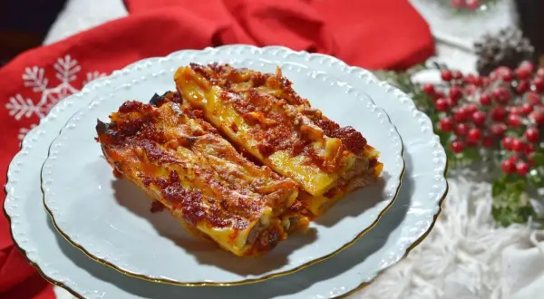 Cannelloni di carne ricetta della nonna, un piatto ricco e saporito, pronto per essere gustato.
