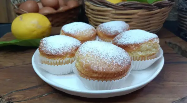 Muffin in friggitrice ad aria con yogurt, spolverati di zucchero a velo, pronti per essere gustati.