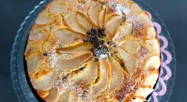 Torta ricotta e pere, ricetta originale napoletana, con fette di pera disposte a raggiera e spolverata di zucchero a velo.