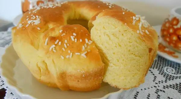 Pan brioche dolce senza uova, soffice e dorato, cosparso di zuccherini. Perfetto per la colazione.