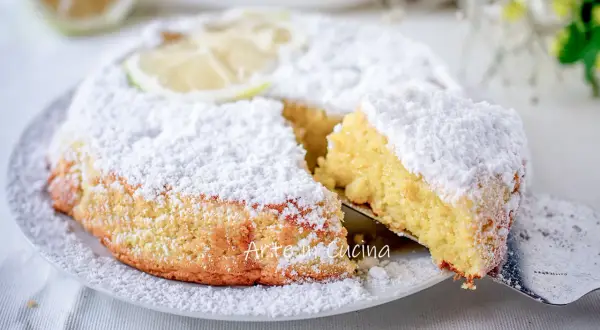 Deliziosa caprese al limone sal de riso, cosparsa di zucchero a velo e decorata con fettine di limone.