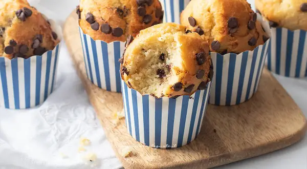Muffin in friggitrice ad aria con gocce di cioccolato, uno è stato morso mostrando l'interno soffice.