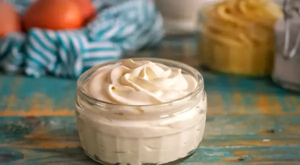 Crema diplomatica soffice e vellutata in un vasetto di vetro, pronta per farcire dolci deliziosi.