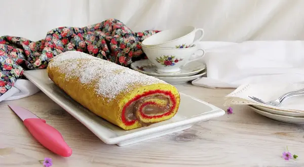 Rotolo giallo con ripieno di crema al cioccolato, spolverato di zucchero a velo. Un dolce salame che invita a una pausa golosa.