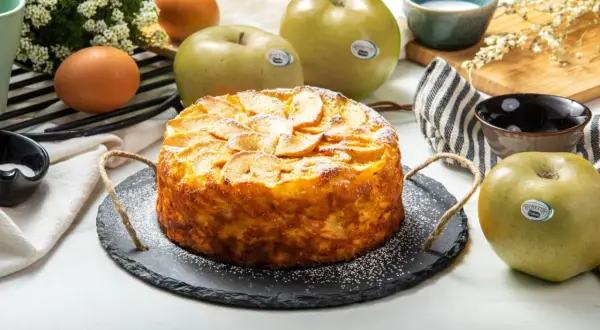 Torta di mele invisibile, dorata e profumata, con mele fresche e ingredienti per un dolce perfetto.