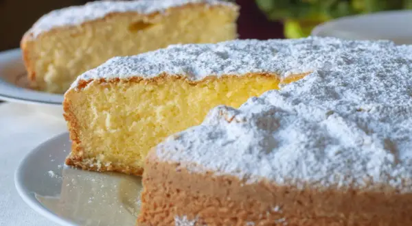 Una soffice torta paradiso, cosparsa di zucchero a velo, pronta per essere gustata.