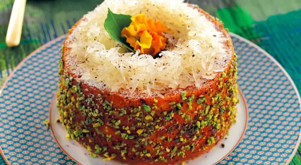 Chiffon cake decorato con pistacchi e pompelmo, un dolce soffice e profumato.