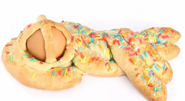 Cuzzupe calabresi della nonna, dolci intrecciati con uovo e confettini colorati, un classico della Pasqua.