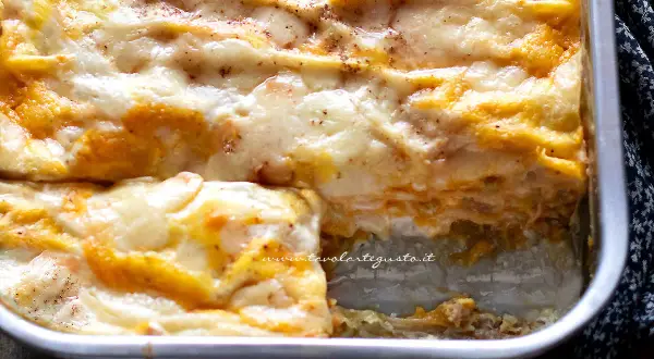 Lasagne zucca e salsiccia fatto in casa da Benedetta, dorate e filanti, pronte per essere gustate.