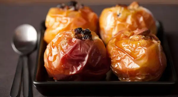 Mele cotte in friggitrice ad aria, caramellate e ripiene di uvetta e mandorle. Un dolce semplice e delizioso.
