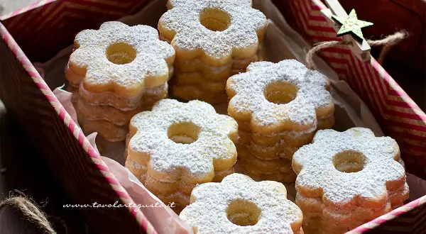 Deliziosi canestrelli, perfetti per ogni occasione. La ricetta è semplice e il risultato è un biscotto friabile e profumato, ideale da gustare con un tè o un caffè.