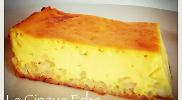 Una fetta di torta di riso ligure, con una base croccante e un ripieno cremoso e dorato.