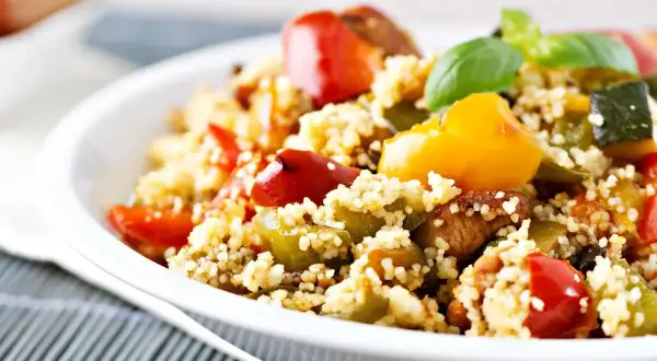 Cous cous con verdure colorate e basilico, un piatto leggero e gustoso, perfetto per le tue cous cous ricette sfiziose.