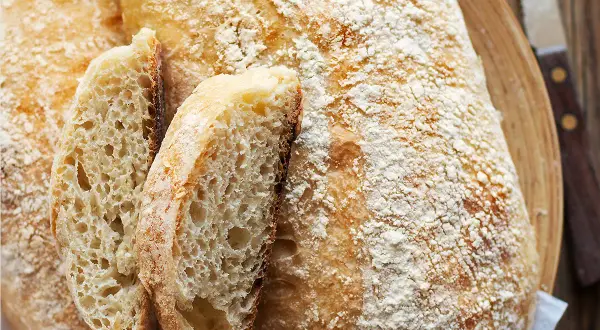 Pane fatto in casa ricetta della nonna: croste dorate e mollica alveolata, un profumo che sa di tradizione.